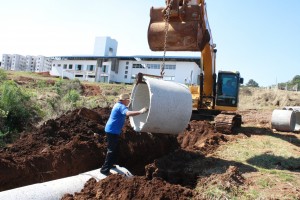 Funcionários da Prefeitura trabalham na canalização de um pequeno córrego que cruza o novo setor agropecuário do parque; obras estarão prontas até a Expobel