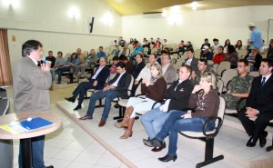 O vice prefeito, Eduardo Scirea, coordenou a audiência pública no auditório do centro de Eventos