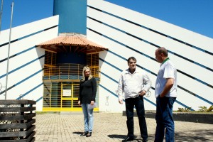 Joice Barivieira, prefeito Neto e Gustavo Baczinski em frente ao prédio que abrigará a estrutura da secretaria nos próximos meses
