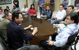 Cantelmo Neto e parte da equipe de governo receberam o senador no gabinete, sexta-feira