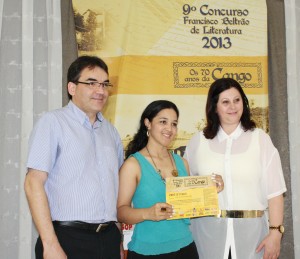 Prefeito Cantelmo Neto e a primeira dama Rose Guarda entregam o certificado a segunda colocada no gênero poesia, Queli Jovilda Frank