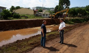 Gustavo Baczinski e Abel Vitto observam o trabalho feito pela Prefeitura no rio Lonqueador