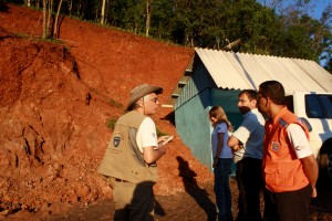 Pedro Augusto, Gross, Vieira e Maria Emília analisam área que corre risco de deslizamento sobre residências, no bairro Cristo Rei