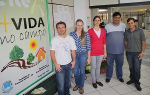 Vinicius Fogaça e Douglas Bergamo com Camila, Daniela e Sidney, da secretaria de Desenvolvimento Rural