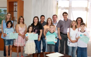  Prefeito Cantelmo Neto e secretário Viro de Graauw com os alunos vencedores e professores