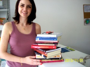 Ivanise Dalcumune doou 16 livros de uma só vez para a Biblioteca 