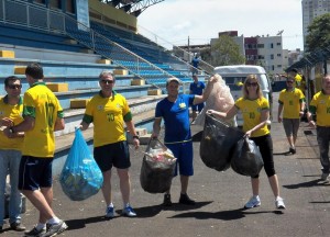 Colaboradores da Secretaria do Esporte recolheram vários sacos de resíduos durante limpeza no Anilado; ação também aconteceu em outras praças esportivas
