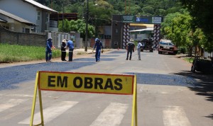 Trabalhadores medem pontos que receberão recape na rua Curitiba; obras são as primeiras visando a implantação do binário, que passará a funcionar dia 22 de janeiro