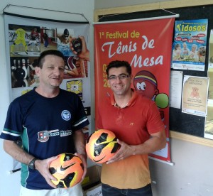 Secretário Edio Vescovi e o coordenador da competição, Edenir Tabaldi, com as bolas que serão utilizadas nos jogos da final, domingo