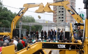 Em maio, no Calçadão, Prefeitura entregou máquinas da Secretaria de Desenvolvimento Rural; foi a maior aquisição da história do município