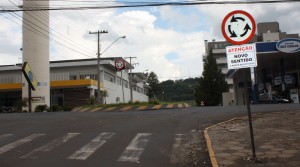 Placas alertando os motoristas já foram instaladas em todas as esquinas das ruas Curitiba e Tenente Camargo