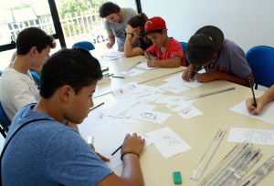 Alunos participam da oficina de desenho, com duração de 144 horas/aula