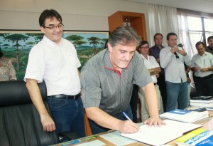 Scirea assina o livro de posse, observado por Cantelmo Neto