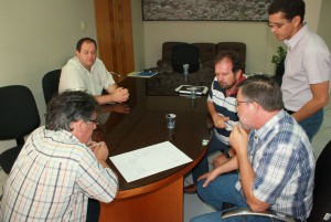 Scirea, Roberson, Viro, Assis e Cambui observam a planta de uma das escolas do governo federal viabilizadas com a colaboração do deputado