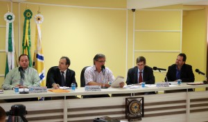 Scirea fez a apresentação em meio a Mesa Diretora da Câmara, formada pelos vereadores Roberson Fieira, Alfonso Bruzamarello, Paulo Grohs e Valmir Tonello