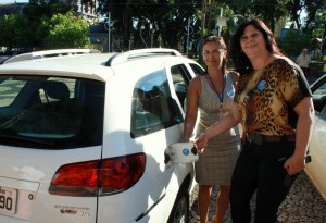  A secretária de Saúde, Rose Mari Guarda, e a diretora da Vigilância em Saúde, Bernadete de Souza, com carro adesivado na tampa do tanque de combustível 