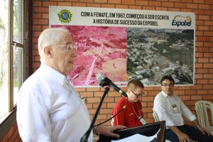 Dr. Mário Vargas, presidente do Rotary na época, fala no evento de homenagem aos pioneiros da Fenafe, observado por Antonio Pedron e o prefeito Cantelmo Neto