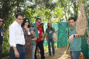 Prefeito Cantelmo Neto, primeira dama Rose Guarda, Sueli Baldo, da Emater, e Antonio Pedron recebem orientações em uma das estações do Cenário Ambiental 