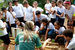 Atentos à explicação da professora Luciana, da Unipar, alunos da escola Higino Pires conhecem espécies não nativas de árvores