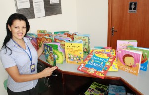 A coordenadora Eliane Gerhard com alguns dos novos exemplares: publicações têm formato atrativo para crianças