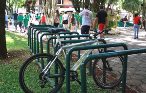 Um dos paraciclos está instalado na entrada principal do parque; equipamento permite prender a bicicleta pelo quadro e aros, evitando furtos