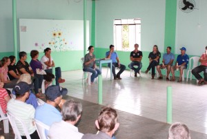 Daniela Celuppi e a equipe do Desenvolvimento Rural promoveram encontro com moradores para planejar a operação