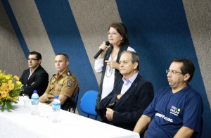 A secretária Ana Lucia Manfrói abriu o evento; na mesa também Edio Vescovi (CMDCA), capitão Rogério Pitz (PM), Gervásio Kramer (Assuntos Estratégicos) e Sergio Kupkowski (Creas)