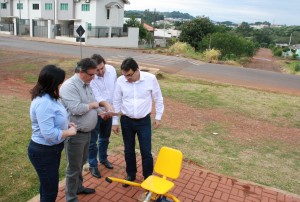 Rose, Scirea, Clécio e o prefeito Cantelmo Neto no local em que será construída a unidade do Jardim Itália, ao lado da ATI