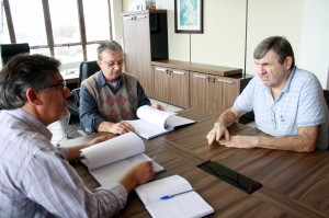 O vice-prefeito, Eduardo Scirea, recebeu o presidente José Veronese e o conselheiro Albio Stupp