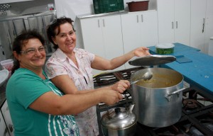 No Marrecas, voluntárias da comunidade prepararam a janta e o local que serviu de abrigo aos afetados