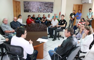 Com o prefeito Cantelmo Neto, lideranças debateram ações do programa de reestruturação do bairro