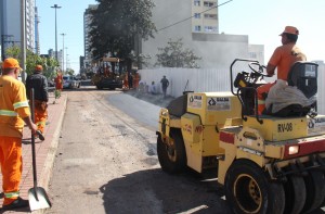Funcionários contratados pela empresa construtora de um prédio na avenida Julio Assis finalizaram nesta terça-feira a recuperação do trecho da avenida que desmoronou