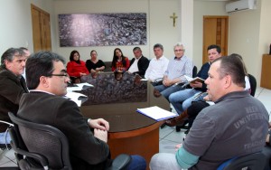 Em reunião com o prefeito Cantelmo Neto e lideranças comunitárias, o chefe da Sanepar, Celço Arisi, explicou os motivos da demora na instalação da rede de esgoto