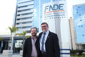 Deputado Assis do Couto e secretário Viro de Graauw após a assinatura do termo de compromisso para construção da escola, terça-feira em Brasília