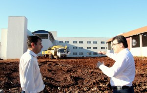 O secretário de Urbanismo, José Carlos Vieira, e o prefeito Cantelmo Neto acompanharam o trabalho de terraplenagem; antiga estrutura já foi demolida