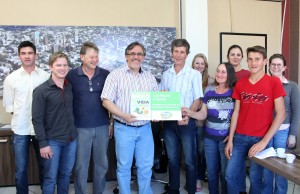 A família do produtor Luiz Ricardi, que há oito anos teve a maioria de seus animais abatidos, recebeu da Prefeitura, Nuvetz e Rural Leite a placa de participação no Programa 