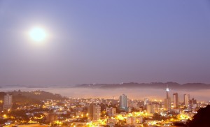 Lua estava maior e mais brilhante (Foto: Leandro Czerniaski/Imprensa PMFB)