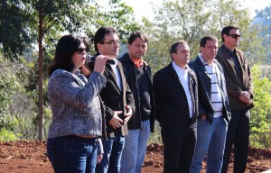 Rose Guarda, prefeito Cantelmo Neto, Aires Tomazoni, Alfonso Bruzamarello e Sergio Turmina durante cerimônia de assinatura da ordem de serviço no São Cristóvão