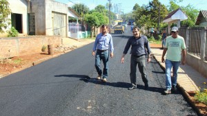 José Carlos Vieira, prefeito Cantelmo Neto e Irineu Falch em uma das ruas do Padre Ulrico que está sendo asfaltada