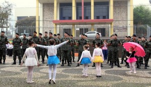 Alunas do tempo integral da Escola Madre Boaventura apresentaram coreografia de balé ao som de Aquarela