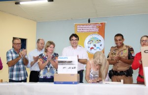 Com o prefeito Cantelmo Neto, a diretora da escola Madre Boaventura, Neiva Ampolini, assina o recebimento de equipamentos utilizados pelos alunos do Tempo Integral