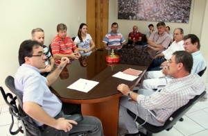Ato no gabinete do prefeito Cantelmo Neto marcou a assinatura da permissão de uso do novo Recinto de Leilões do parque de exposições