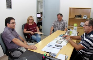 No escritório regional da Cohapar, prefeito Cantelmo Neto, Tânia Bernardon, Eduardo Scirea e Antonio Carlos Bonetti