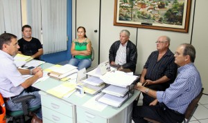 Secretários José Carlos Vieira e Gervásio Kramer se reuniram com moradores para debater o projeto de reabertura do leito do córrego Lambari