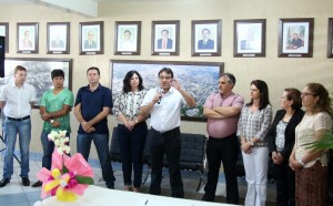 Prefeito Cantelmo Neto assina o termo de posse, observado pelo vice, Eduardo Scirea, que por três semanas ocupou a titularidade do Executivo