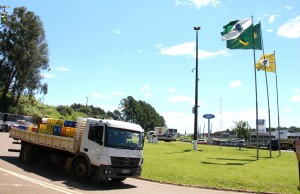 No trevo da Água Branca, em Beltrão, caminhões foram liberados para seguir passagem entre as 14h e 19h; outros bloqueios da região também liberaram o tráfego