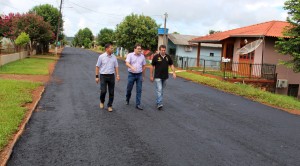 Prefeito Cantelmo Neto, vereador Aires Tomazoni e o secretário José Carlos Vieira acompanharam o início dos trabalhos na rua Resende