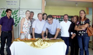 Em ato no Rio Tuna, prefeito Cantelmo Neto autoriza construção da nova escola Juscelino Kubitschek