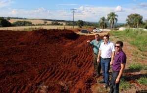 Leonir Dalazen, prefeito Cantelmo Neto e Aldair Cambui observam terreno em que será construída a nova Escola Epitácio Pessoa, em Secção Jacaré