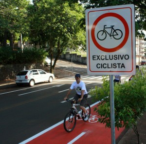 Estacionamento de veículos em qualquer horário será proibido em todo o trecho da ciclofaixa; medida cumpre termo do Ministério Público, sob pena de multa diária de R$ 10 mil em caso de descumprimento